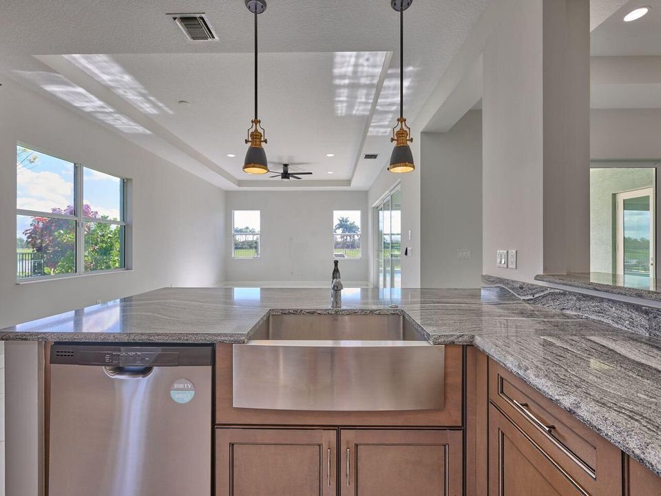 En Venta: $799,000 (3 camas, 3 baños, 2749 Pies cuadrados)