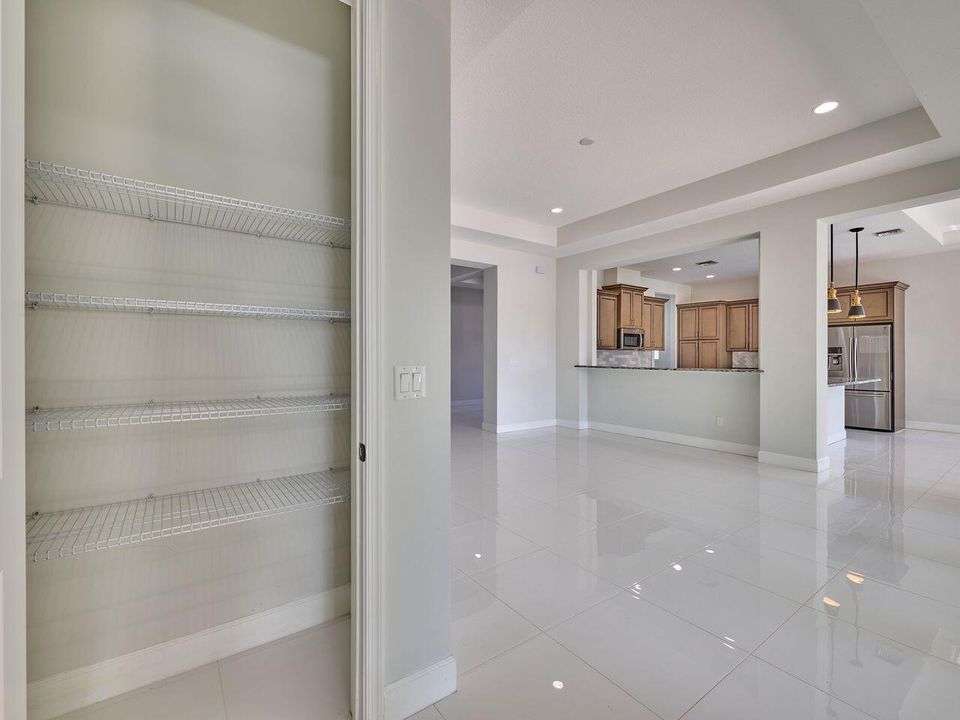 En Venta: $799,000 (3 camas, 3 baños, 2749 Pies cuadrados)