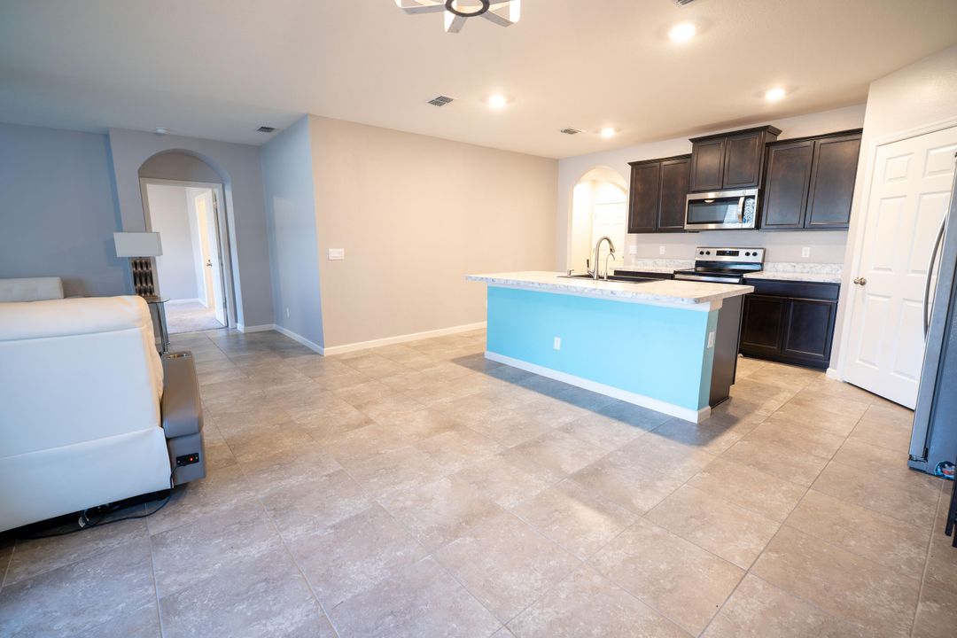 For Rent: $2,700 (4 beds, 2 baths, 1827 Square Feet)