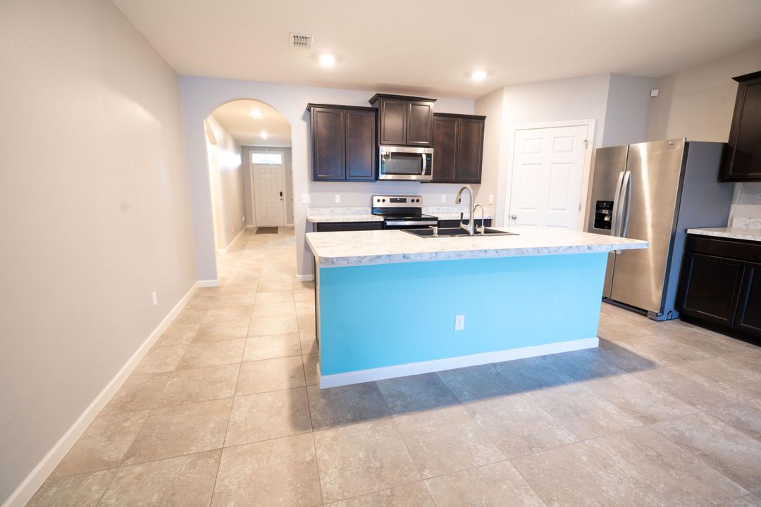 For Rent: $2,700 (4 beds, 2 baths, 1827 Square Feet)