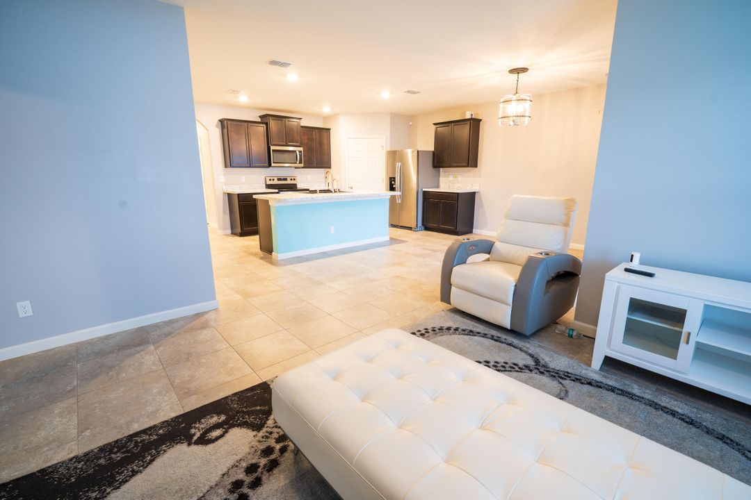 For Rent: $2,700 (4 beds, 2 baths, 1827 Square Feet)