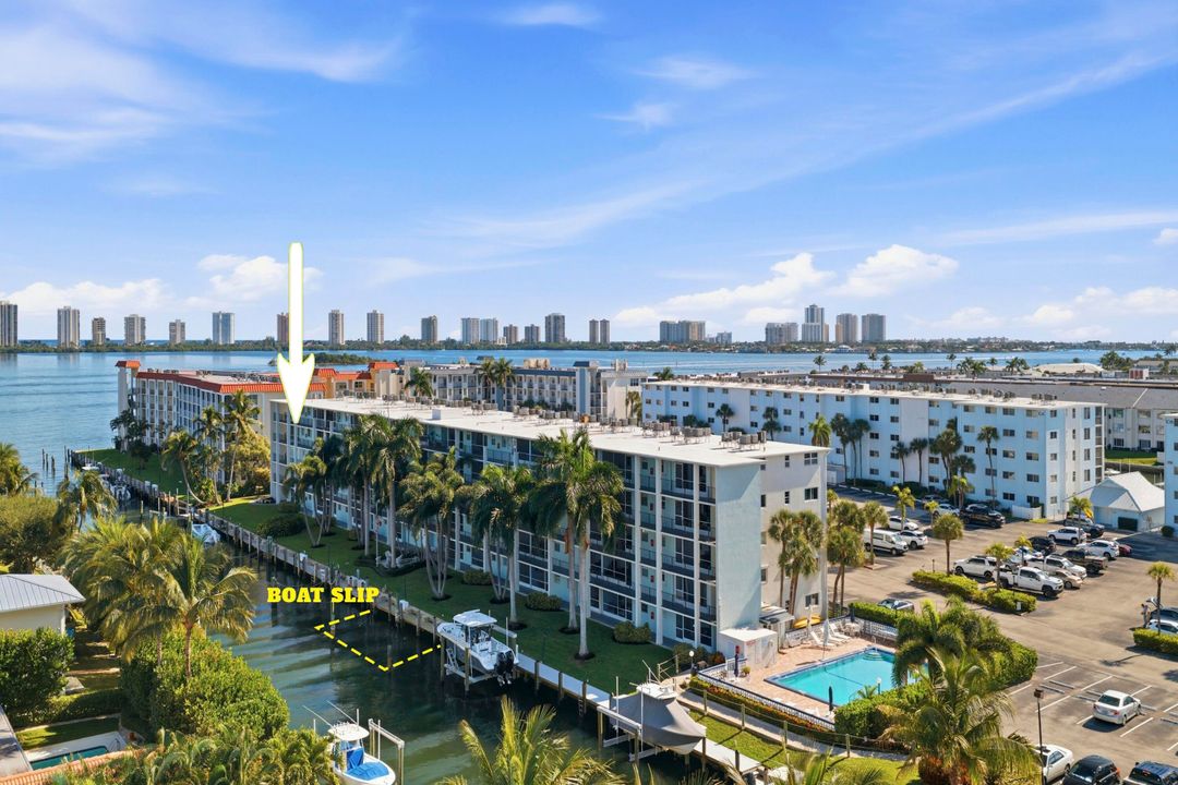 For Sale: $449,900 (2 beds, 2 baths, 990 Square Feet)