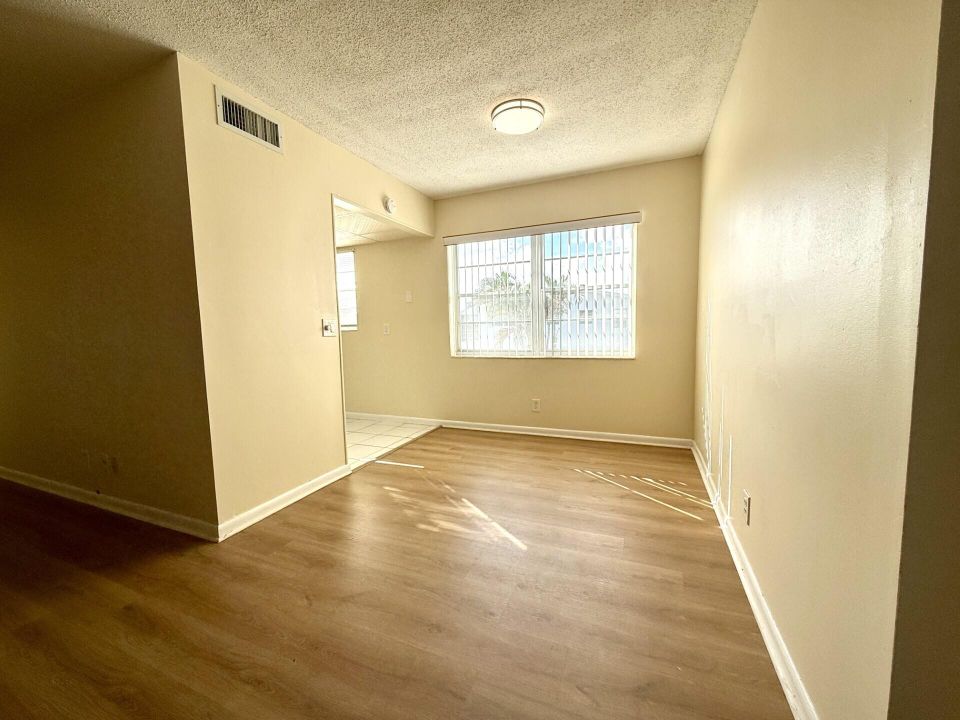 出租: $1,650 (2 贝兹, 1 浴室, 798 平方英尺)