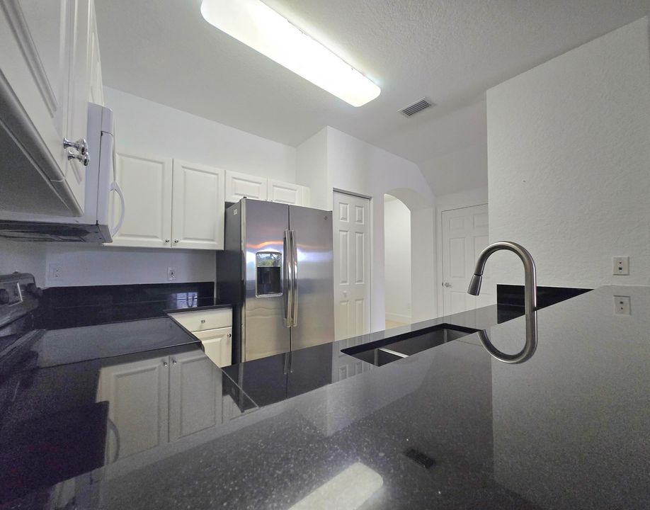 For Rent: $2,350 (3 beds, 2 baths, 1556 Square Feet)