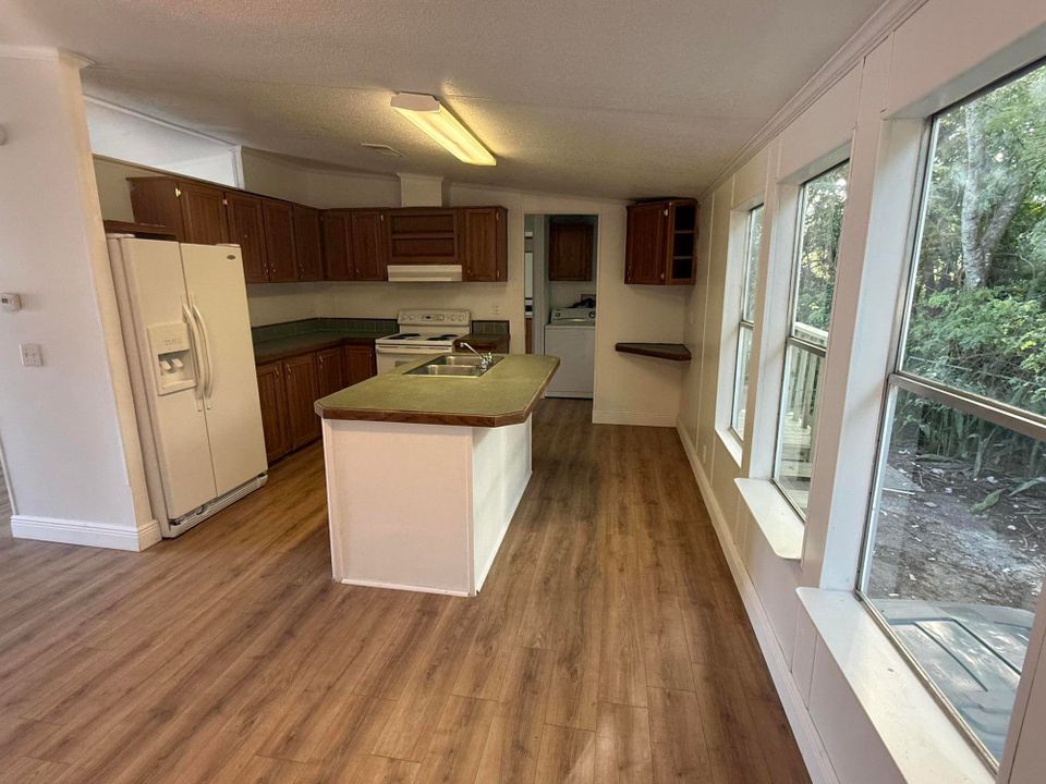 For Rent: $3,000 (4 beds, 2 baths, 1512 Square Feet)