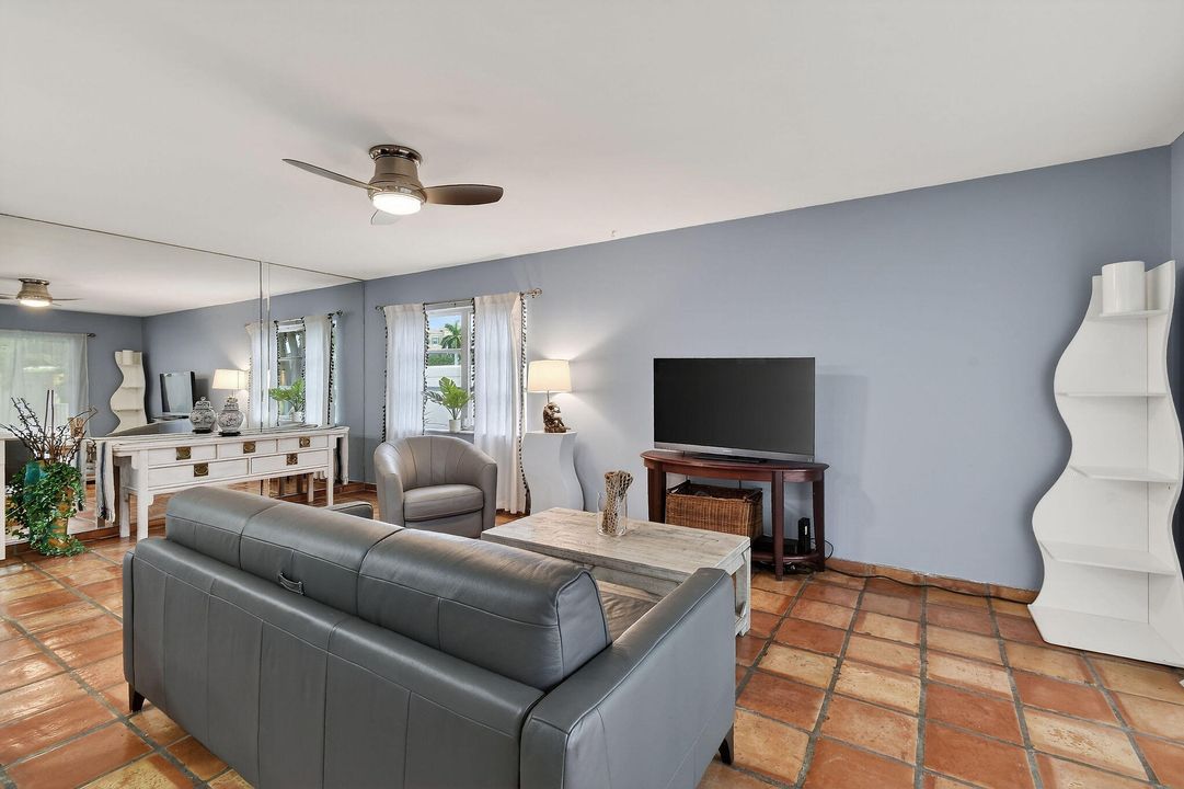 出租: $4,750 (2 贝兹, 2 浴室, 1250 平方英尺)