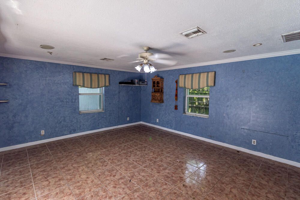 For Sale: $575,000 (5 beds, 4 baths, 2189 Square Feet)