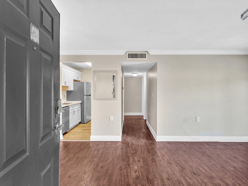 For Rent: $1,650 (2 beds, 1 baths, 708 Square Feet)