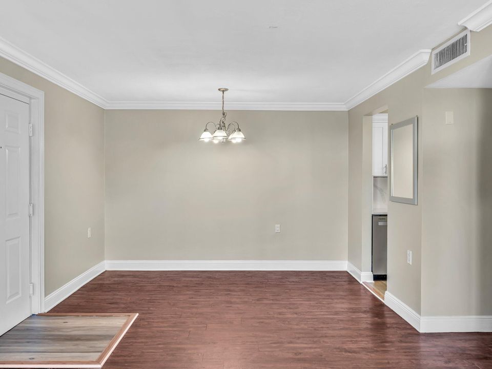 For Rent: $1,650 (2 beds, 1 baths, 708 Square Feet)