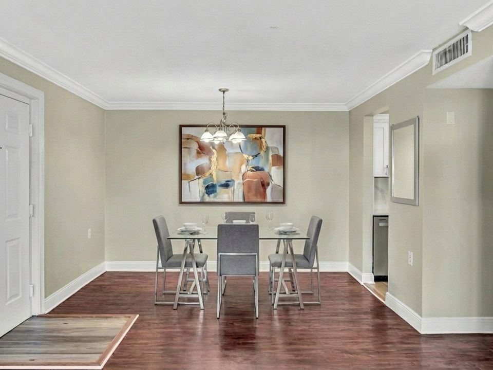 For Rent: $1,650 (2 beds, 1 baths, 708 Square Feet)