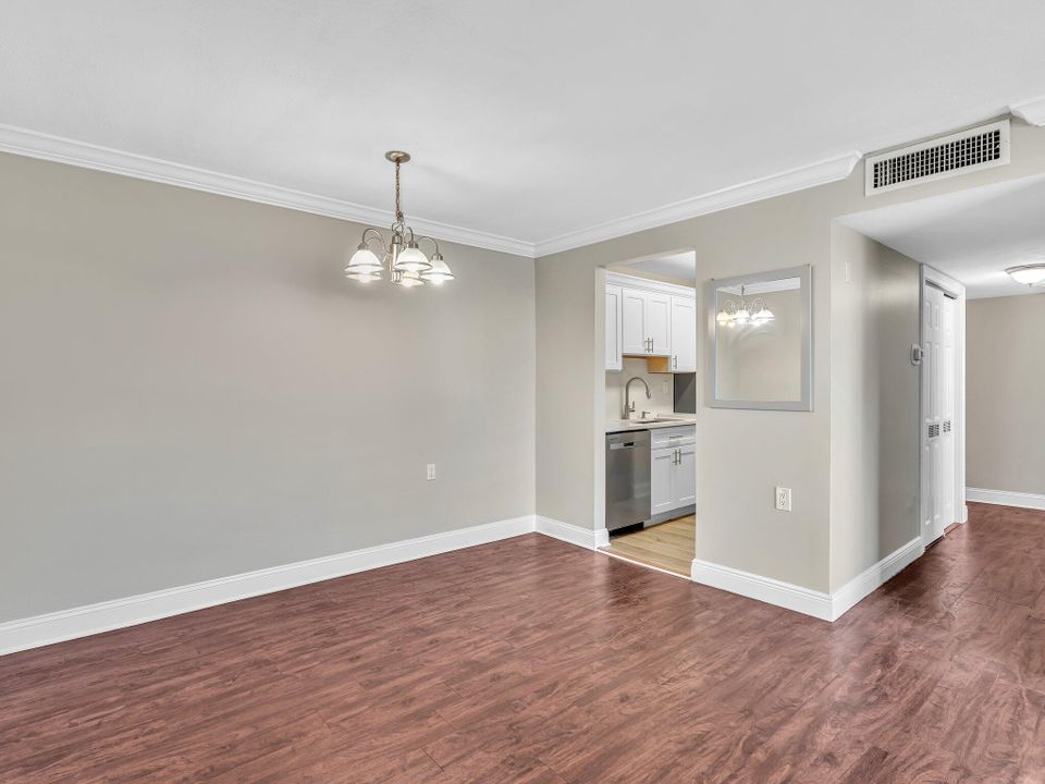 For Rent: $1,650 (2 beds, 1 baths, 708 Square Feet)