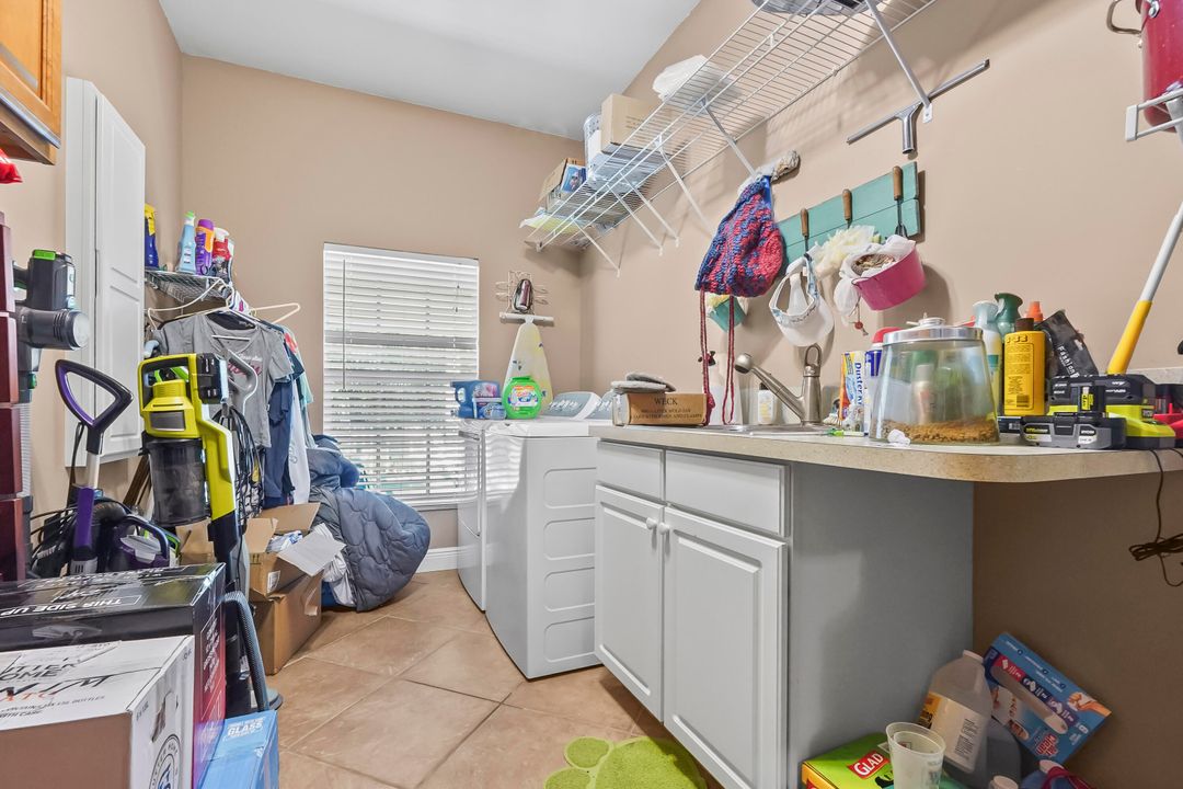 待售: $825,000 (6 贝兹, 3 浴室, 3515 平方英尺)