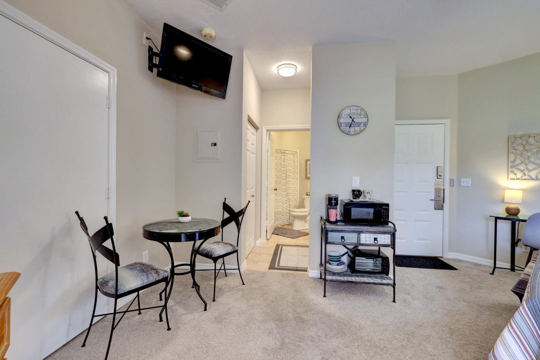 For Rent: $1,295 (1 beds, 1 baths, 400 Square Feet)