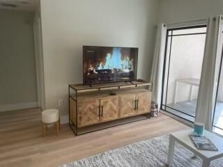 For Rent: $2,150 (1 beds, 1 baths, 702 Square Feet)