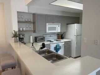 For Rent: $2,150 (1 beds, 1 baths, 702 Square Feet)