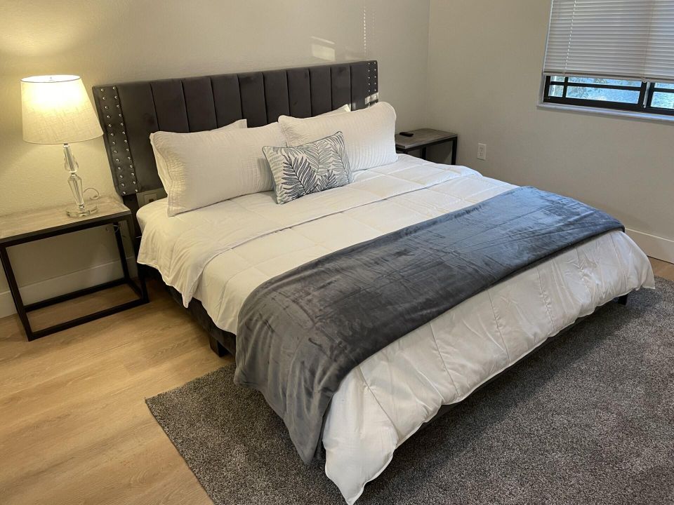 For Rent: $2,150 (1 beds, 1 baths, 702 Square Feet)