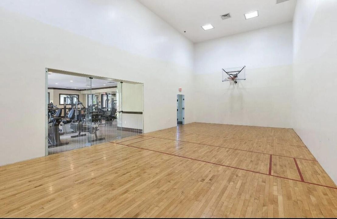 For Rent: $2,150 (1 beds, 1 baths, 702 Square Feet)