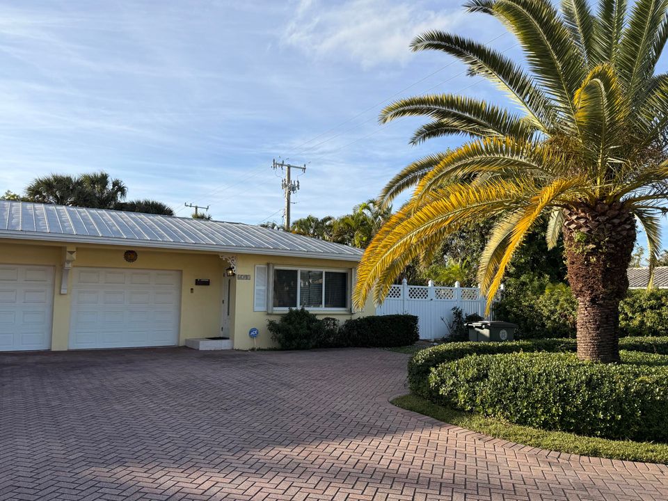 For Rent: $2,850 (2 beds, 2 baths, 1100 Square Feet)