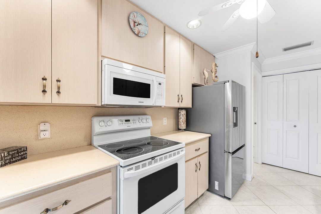 На продажу: $335,000 (2 спален, 2 ванн, 1128 Квадратных фут)