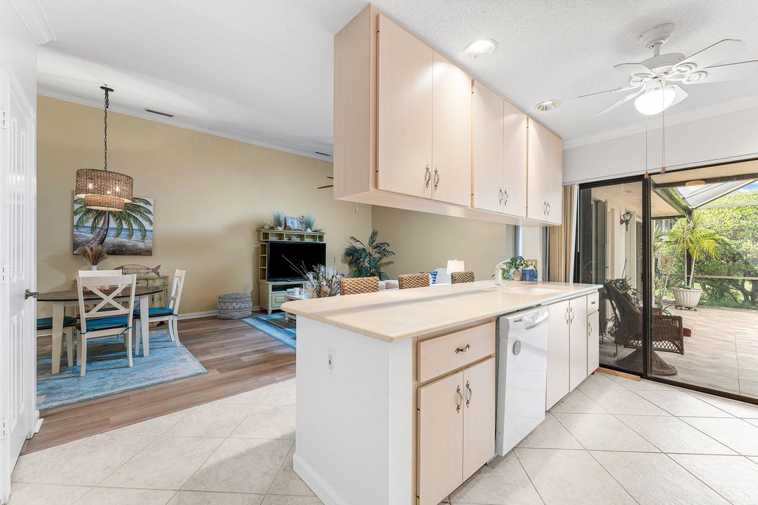 На продажу: $335,000 (2 спален, 2 ванн, 1128 Квадратных фут)