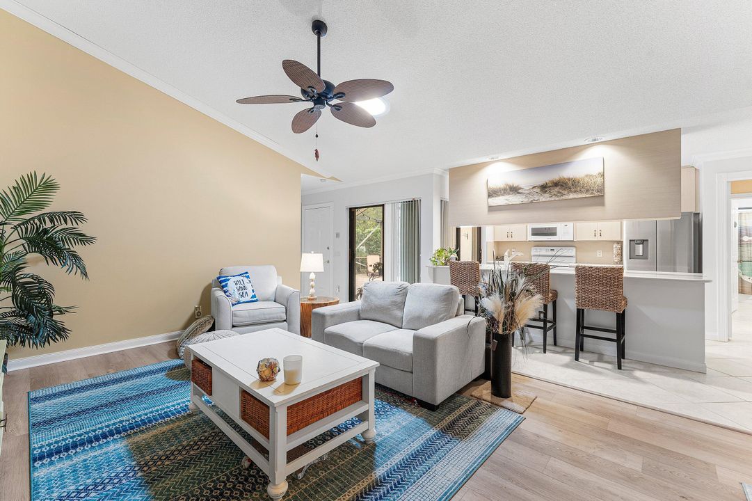 На продажу: $335,000 (2 спален, 2 ванн, 1128 Квадратных фут)