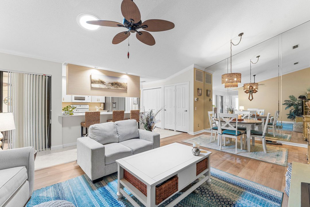 На продажу: $335,000 (2 спален, 2 ванн, 1128 Квадратных фут)