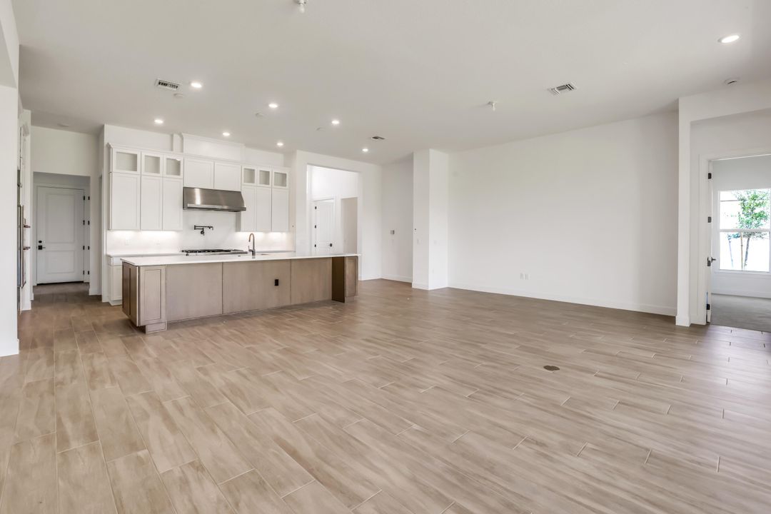 For Rent: $14,000 (5 beds, 4 baths, 3739 Square Feet)