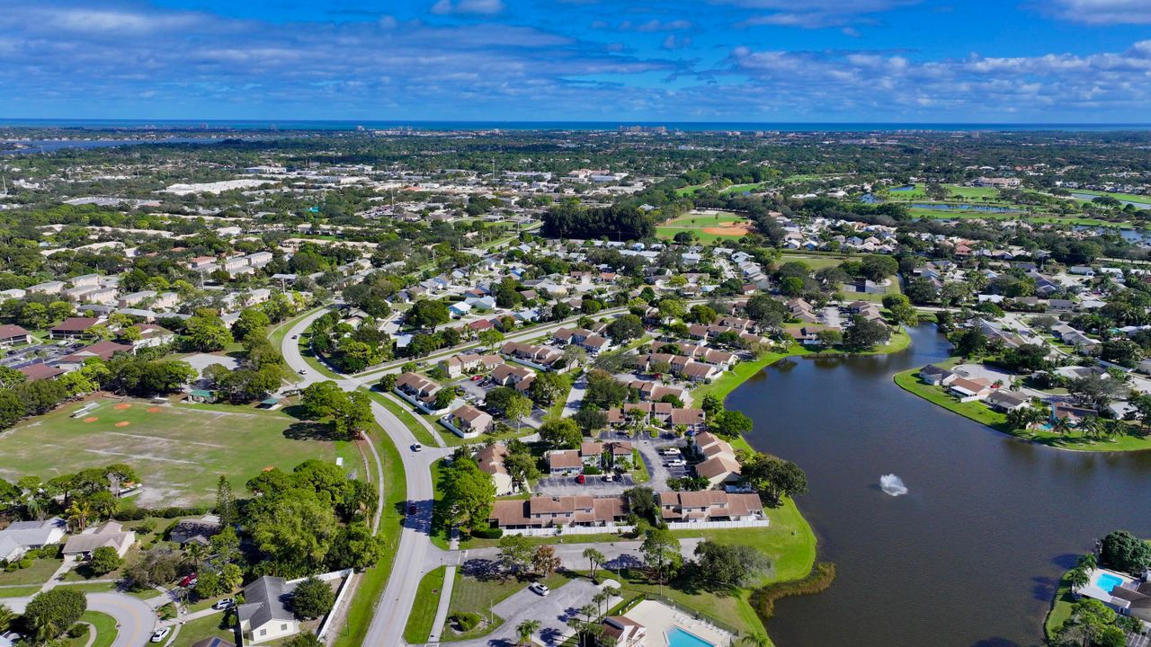 For Rent: $2,400 (2 beds, 2 baths, 1092 Square Feet)