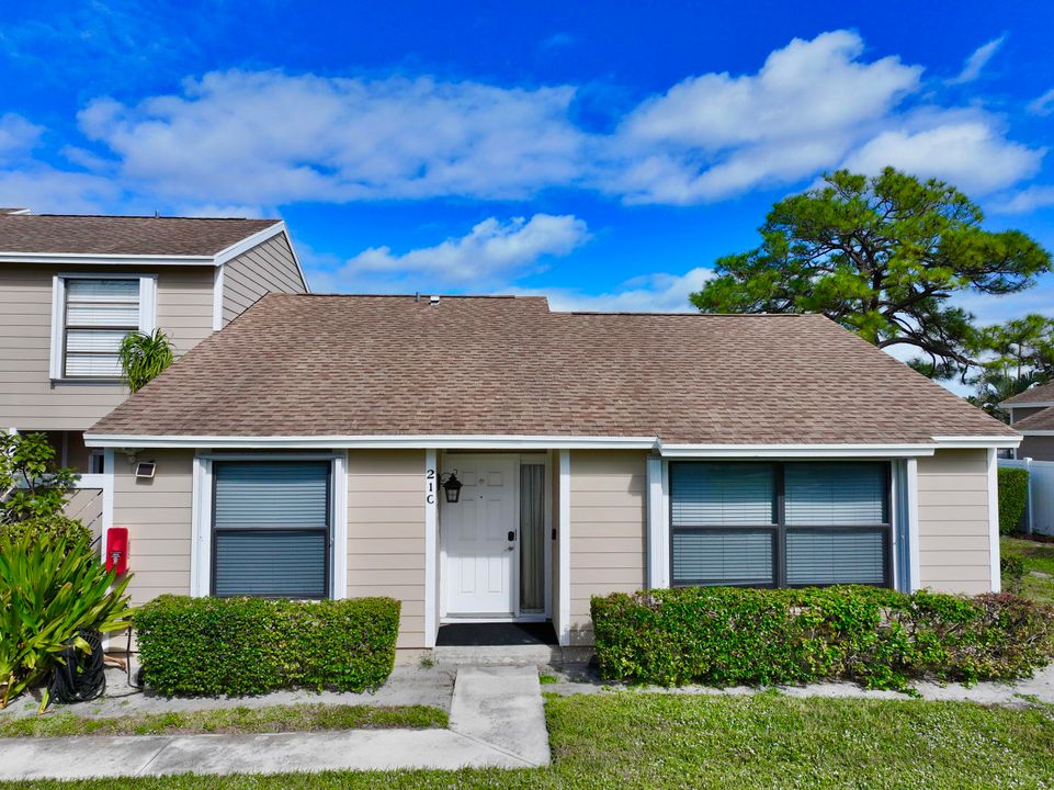 For Rent: $2,400 (2 beds, 2 baths, 1092 Square Feet)