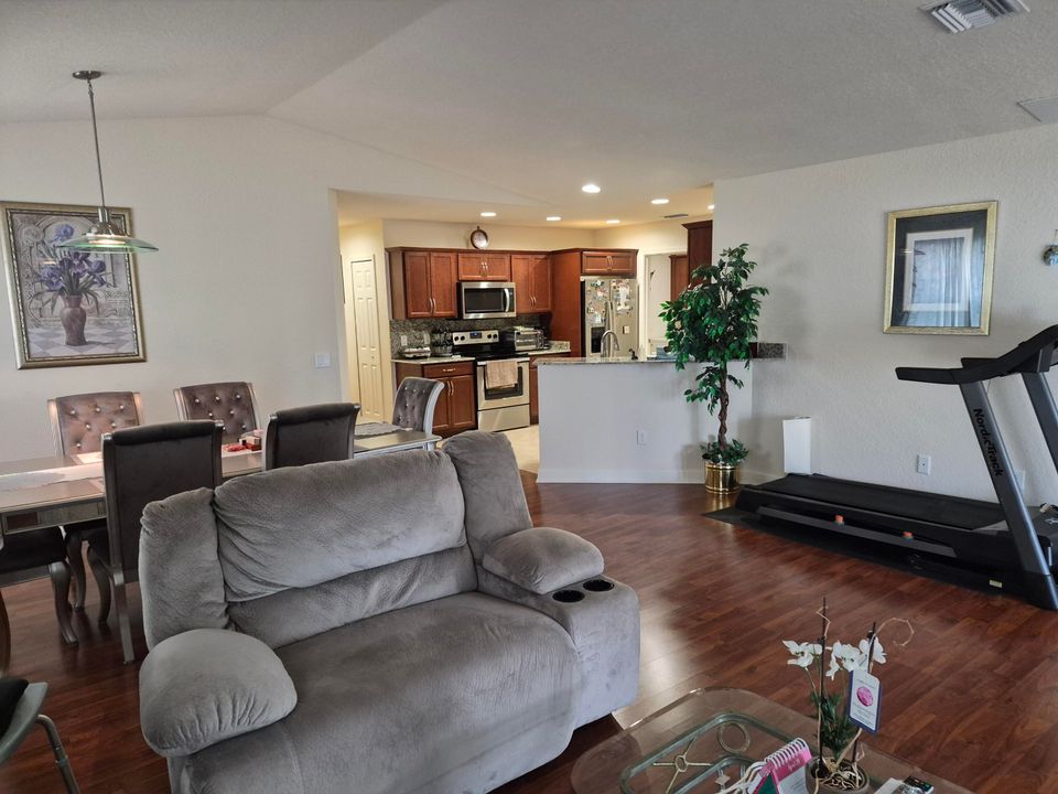 待售: $229,000 (2 贝兹, 2 浴室, 1451 平方英尺)