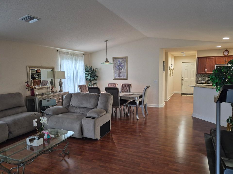 待售: $229,000 (2 贝兹, 2 浴室, 1451 平方英尺)