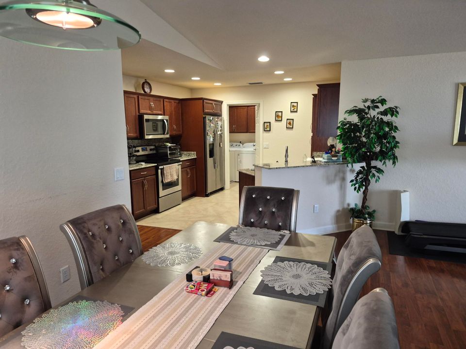 待售: $229,000 (2 贝兹, 2 浴室, 1451 平方英尺)