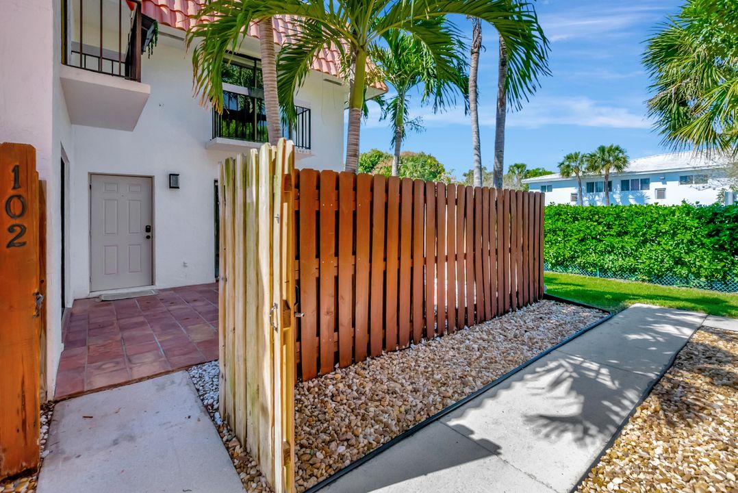 For Sale: $425,000 (2 beds, 2 baths, 1380 Square Feet)