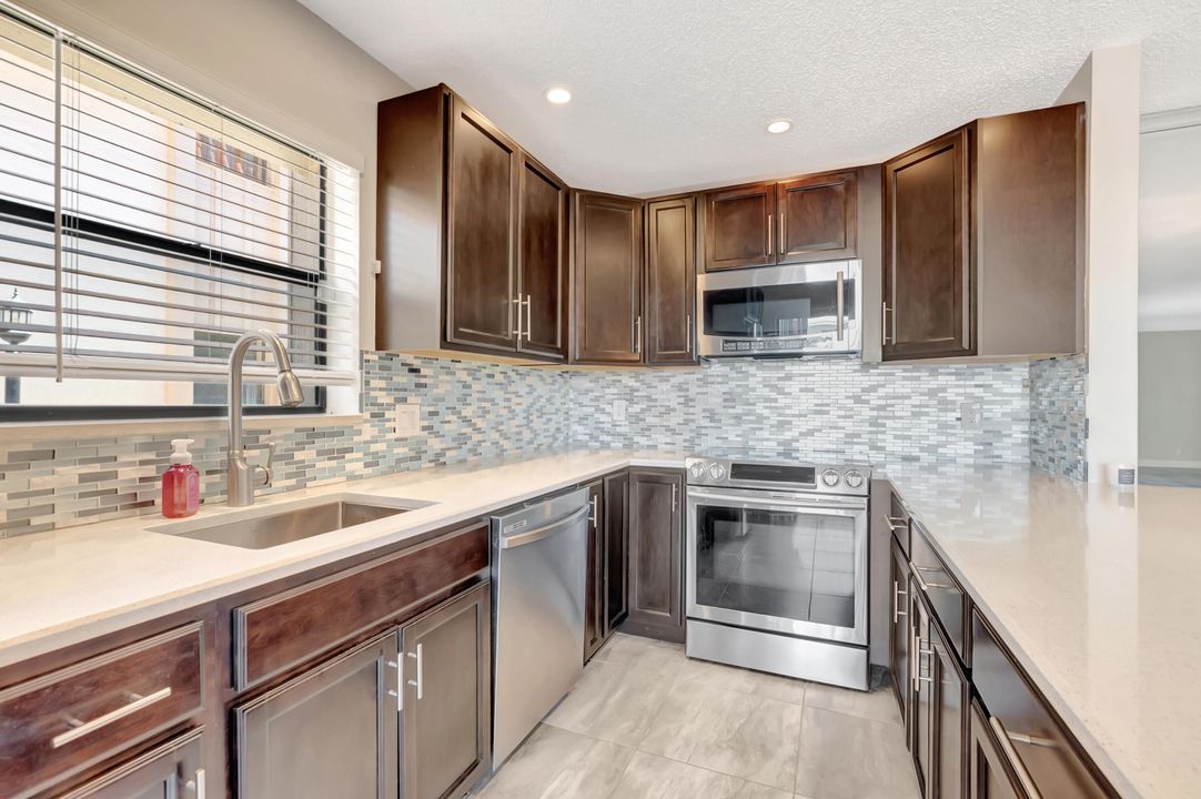 For Sale: $425,000 (2 beds, 2 baths, 1380 Square Feet)