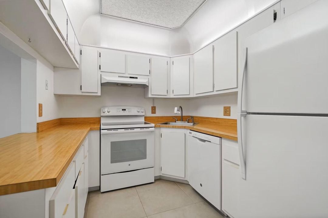 待售: $159,000 (2 贝兹, 2 浴室, 1111 平方英尺)