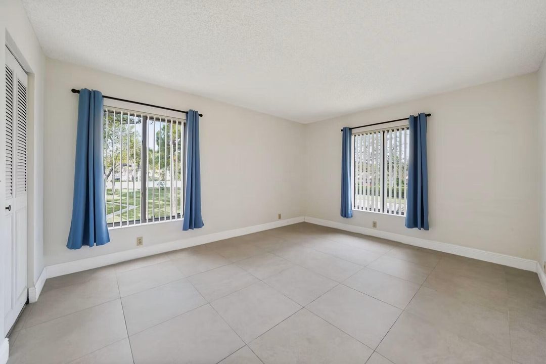 待售: $159,000 (2 贝兹, 2 浴室, 1111 平方英尺)