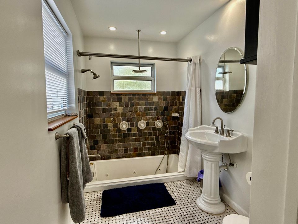 В аренду: $6,000 (4 спален, 3 ванн, 1513 Квадратных фут)