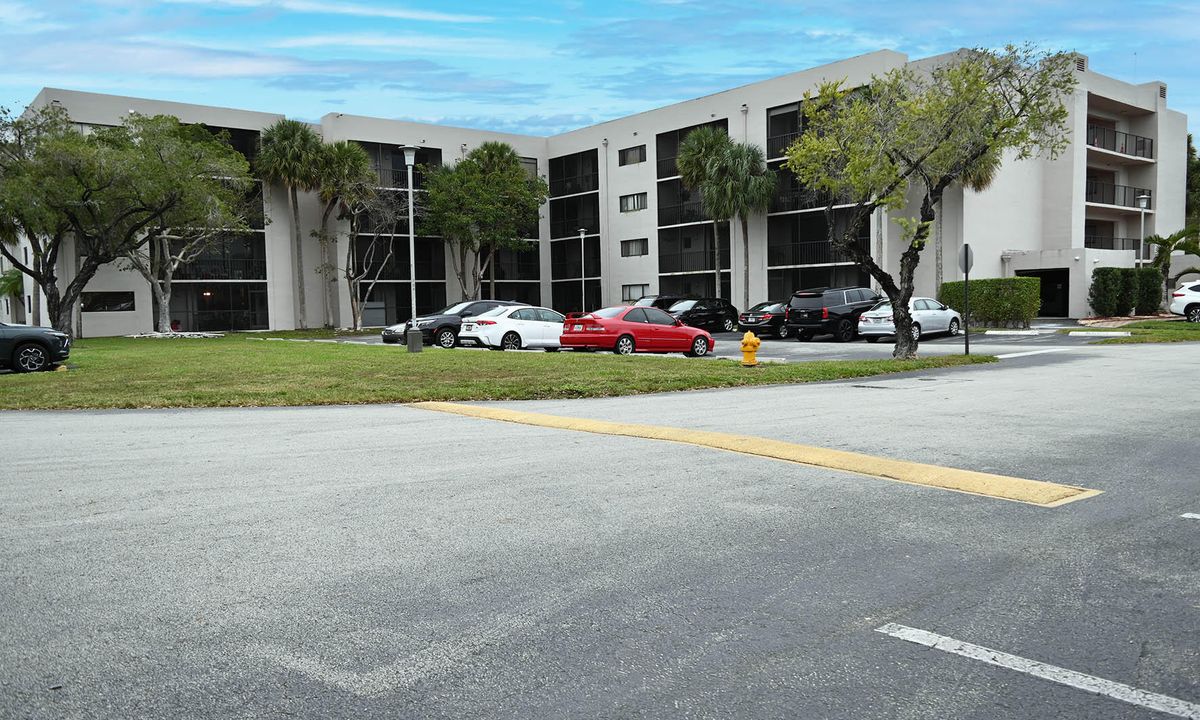 For Sale: $320,000 (3 beds, 2 baths, 1040 Square Feet)