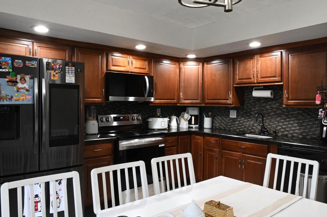 For Sale: $320,000 (3 beds, 2 baths, 1040 Square Feet)