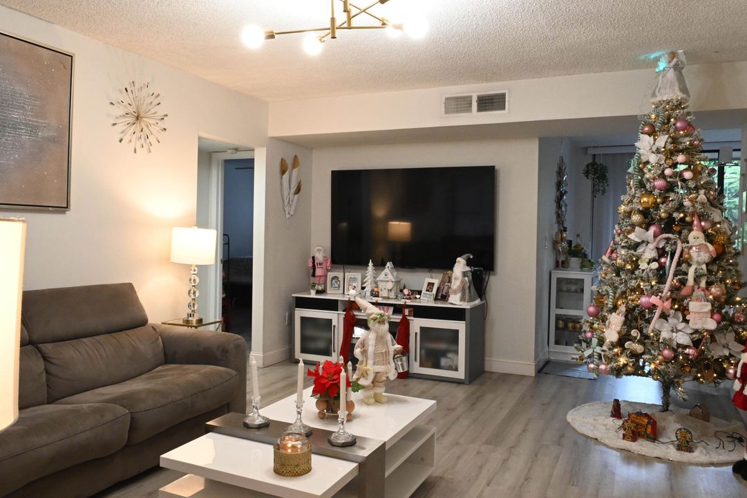 For Sale: $320,000 (3 beds, 2 baths, 1040 Square Feet)