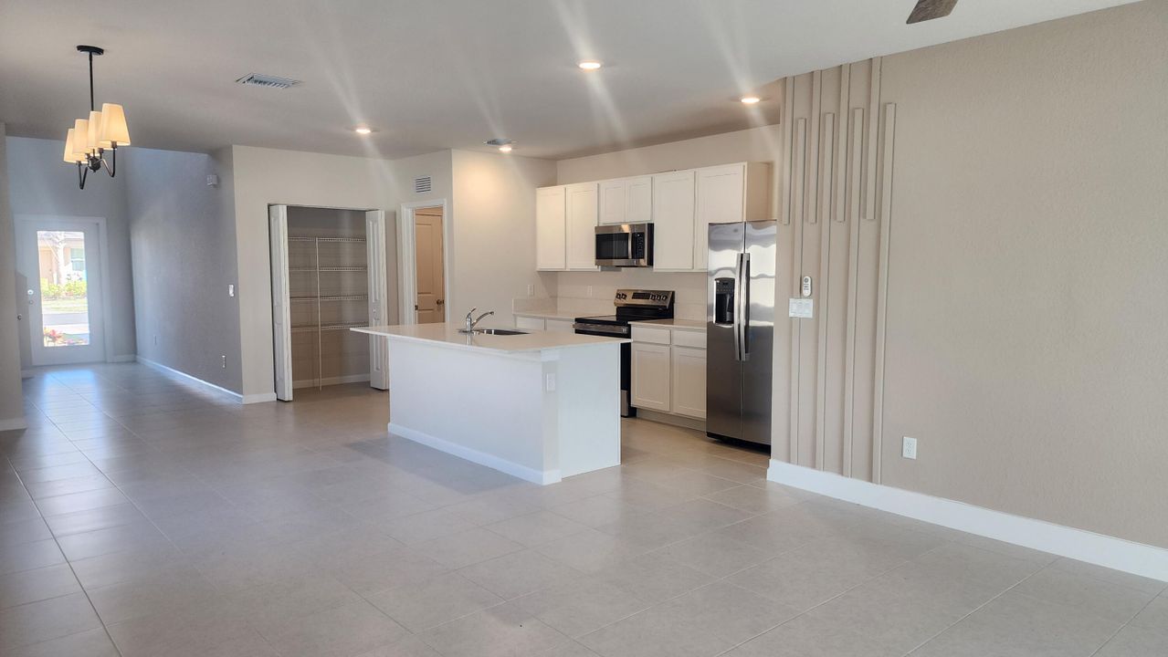 待售: $426,400 (5 贝兹, 2 浴室, 2326 平方英尺)