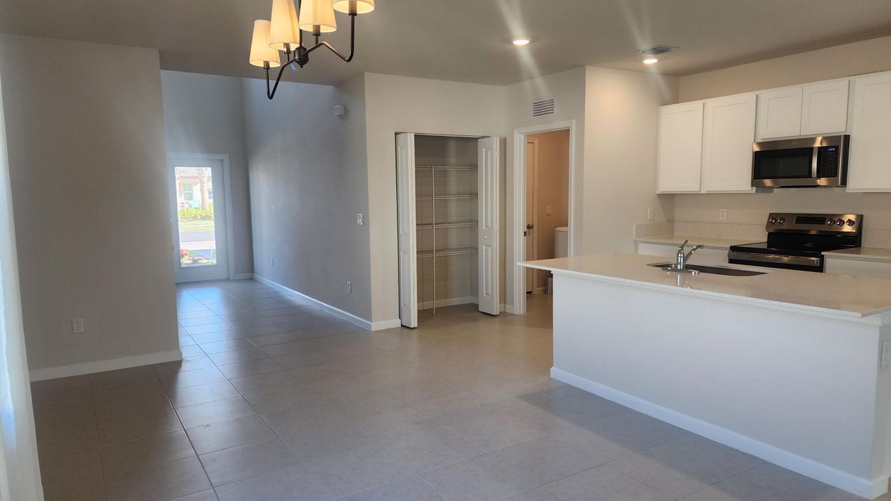 待售: $426,400 (5 贝兹, 2 浴室, 2326 平方英尺)