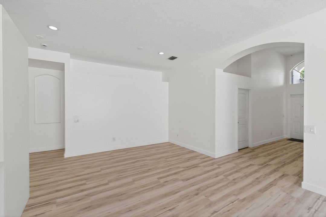 En Venta: $645,000 (3 camas, 2 baños, 2097 Pies cuadrados)