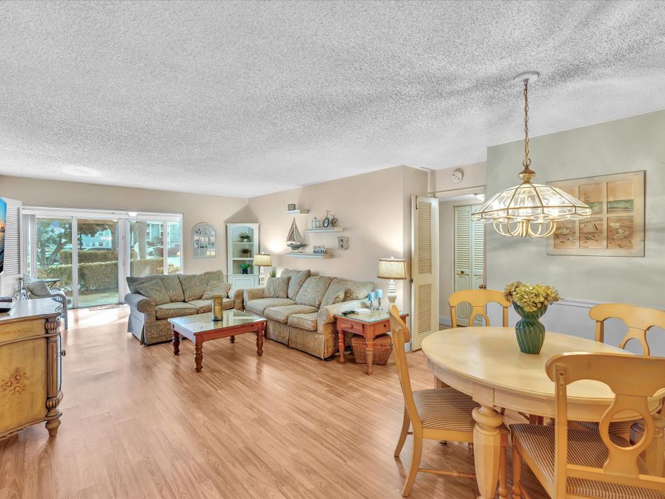 На продажу: $220,000 (2 спален, 2 ванн, 1200 Квадратных фут)