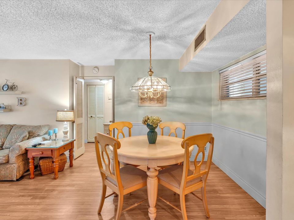 На продажу: $220,000 (2 спален, 2 ванн, 1200 Квадратных фут)