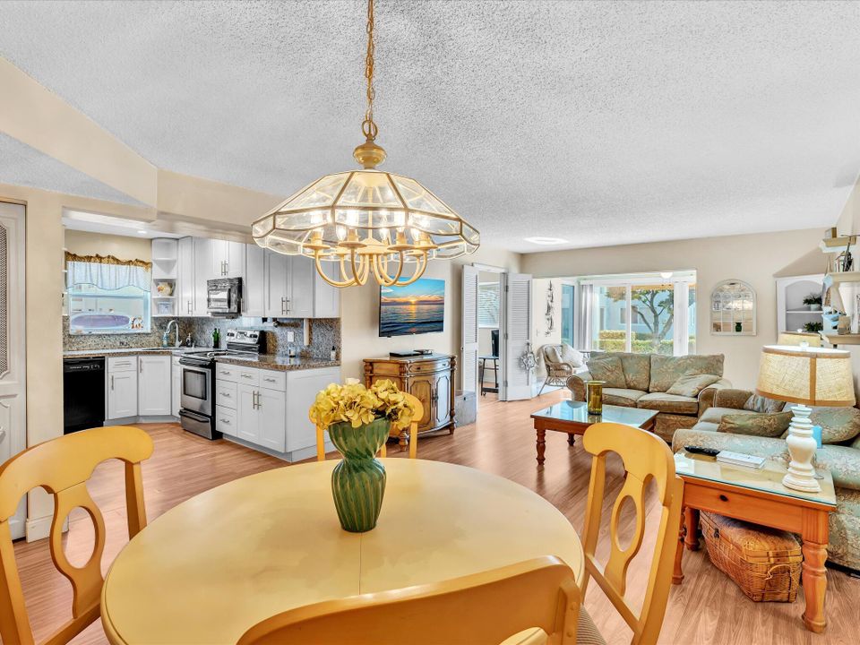 На продажу: $220,000 (2 спален, 2 ванн, 1200 Квадратных фут)