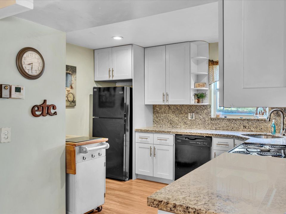 На продажу: $220,000 (2 спален, 2 ванн, 1200 Квадратных фут)