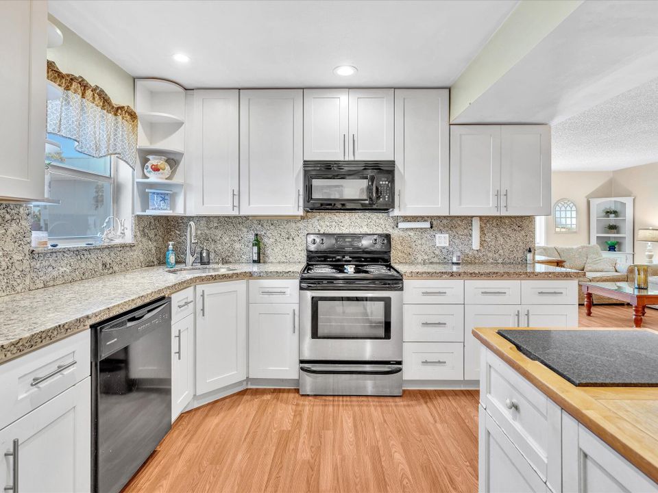 На продажу: $220,000 (2 спален, 2 ванн, 1200 Квадратных фут)