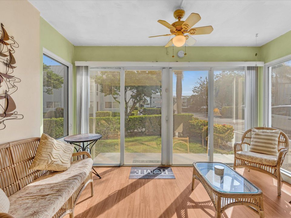 На продажу: $220,000 (2 спален, 2 ванн, 1200 Квадратных фут)