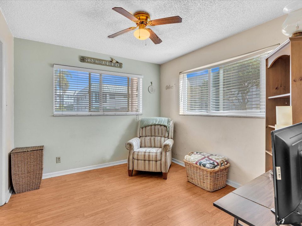 На продажу: $220,000 (2 спален, 2 ванн, 1200 Квадратных фут)